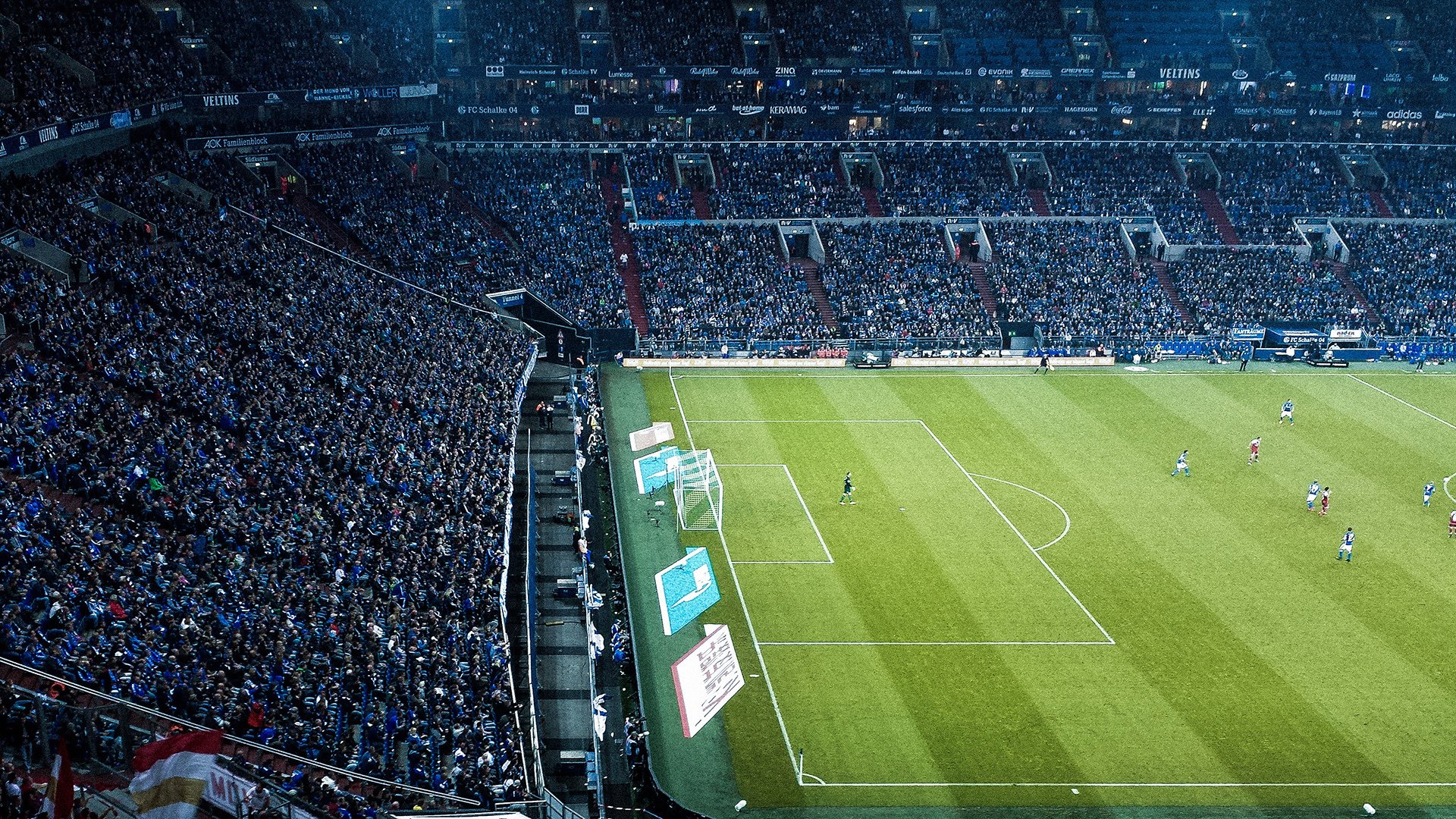 足球赛事中球员受伤事件牵动球迷心.，足球比赛球员受伤