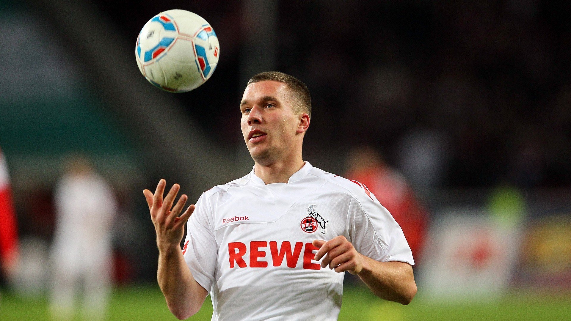 阿根廷马术协会与国际马术联合会合作，举办国际马术交流活动，促进技术交流。